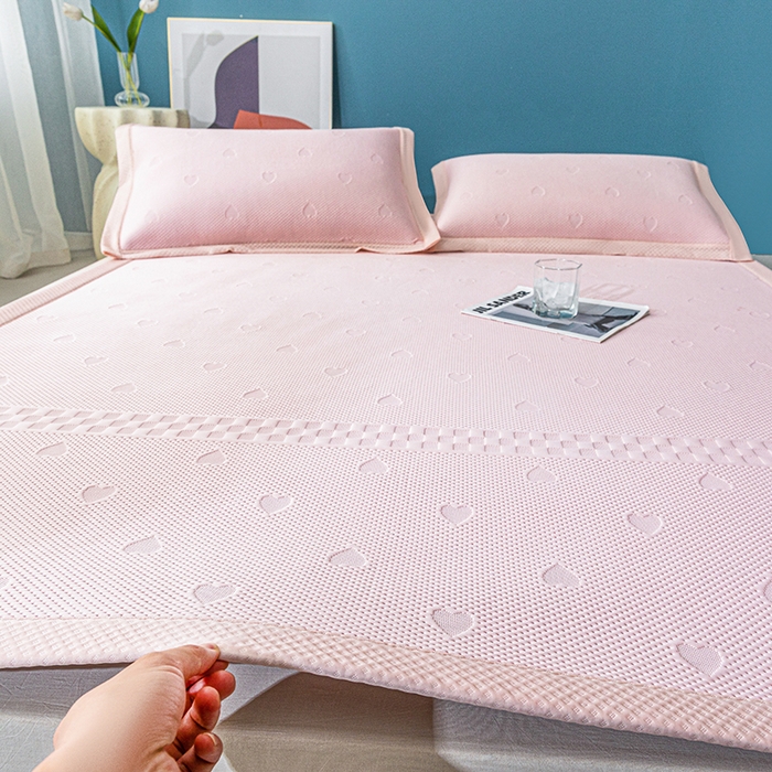 91家纺网 家纺一手货源 找家纺 青雅席业 2025新款爱心PE材质凉感丝豆豆席小清新素色无印风凉席 爱心粉