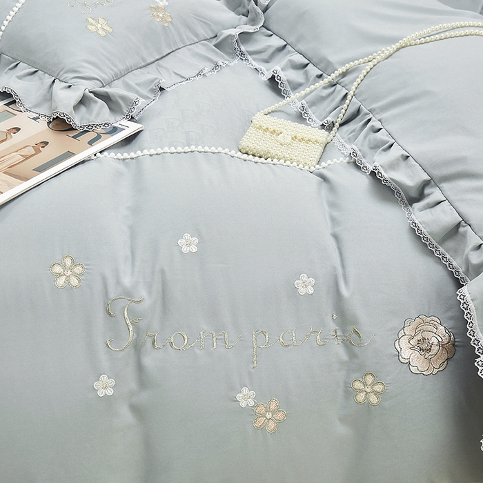 91家纺网 家纺一手货源 找家纺 苏木年华 2024新款夏沫花语系列韩版荷叶边刺绣花边加大床单四件套 高级灰