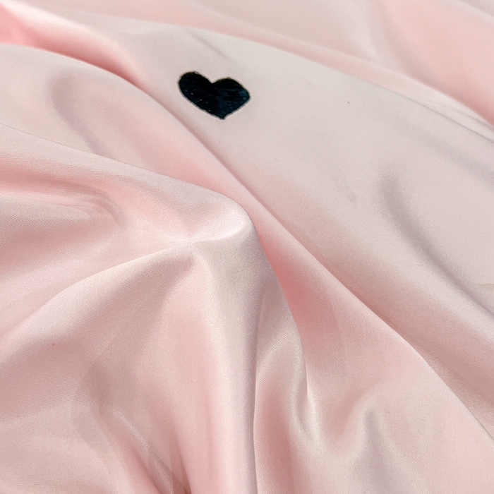 91家纺网 家纺一手货源 找家纺 艾米家居 2025新款水洗真丝四件套爱心款 黑色爱心款-粉色