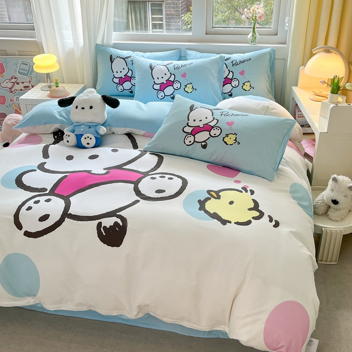 91家纺网 家纺一手货源 找家纺 金爱家 2024新款大阪全棉数码印花三丽鸥系列四件套 波点帕哈狗