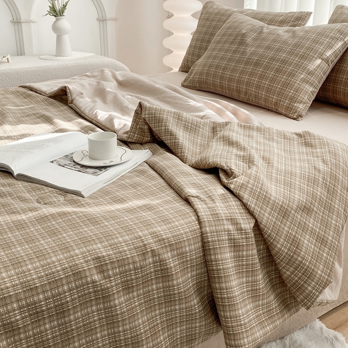 91家纺网 家纺一手货源 找家纺 啊雅家居2025新款水洗棉条纹印花夏被冬被四件套-床单款 夏被 日系条格咖