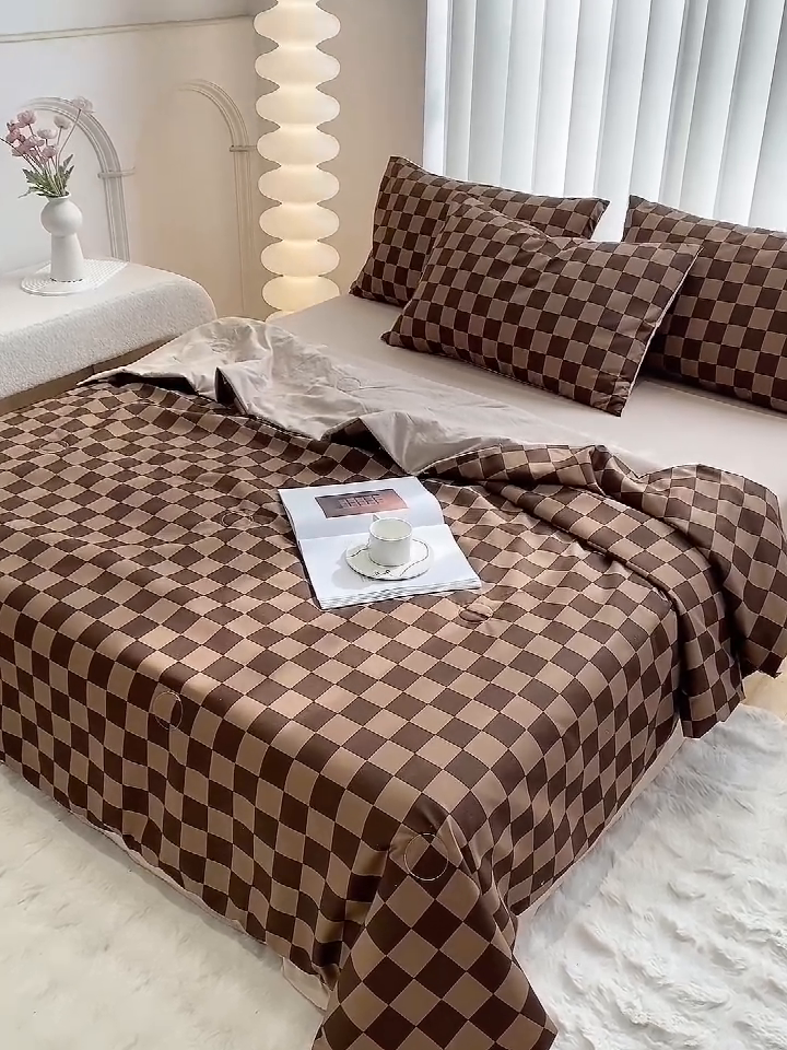 91家纺网 家纺一手货源 找家纺 啊雅家居 2025新款水洗棉条纹印花夏被冬被四件套-床单款 夏被 日系方格焦糖