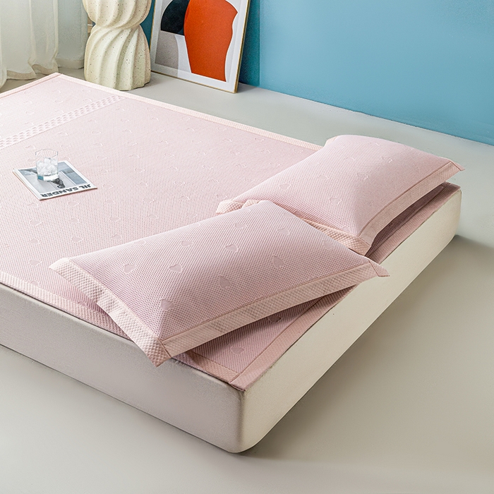 91家纺网 家纺一手货源 找家纺 青雅席业 2025新款爱心PE材质凉感丝豆豆席小清新素色无印风凉席 爱心粉