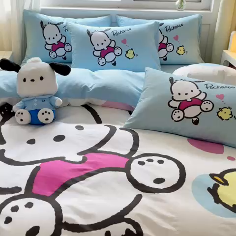 91家纺网 家纺一手货源 找家纺 金爱家 2024新款大阪全棉数码印花三丽鸥系列四件套 波点帕哈狗