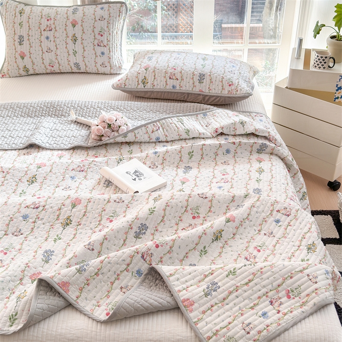 91家纺网 家纺一手货源 找家纺 美优兰 2025春款全棉单面高温砂洗床盖 浆果小兔