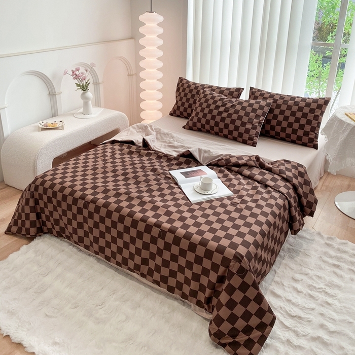 91家纺网 家纺一手货源 找家纺 啊雅家居 2025新款水洗棉条纹印花夏被冬被四件套-床单款 夏被 日系方格焦糖