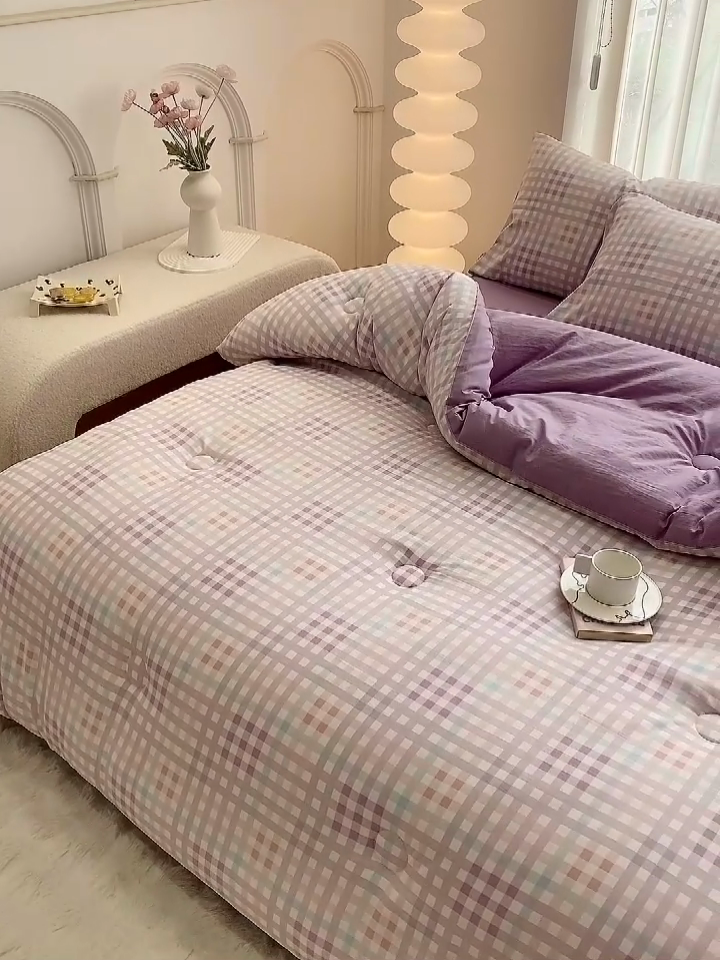 91家纺网 家纺一手货源 找家纺 啊雅家居 2025新款水洗棉条纹印花夏被冬被四件套-床单款 冬被 日系小格紫
