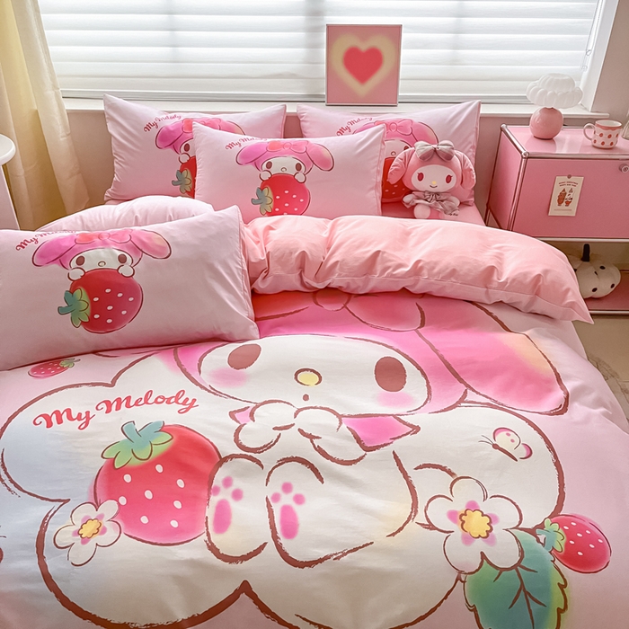 91家纺网 家纺一手货源 找家纺 金爱家 2024新款大阪全棉数码印花三丽鸥系列四件套 草莓美乐蒂