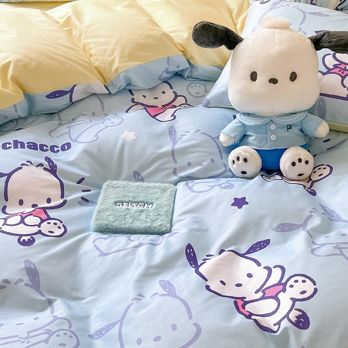 91家纺网 家纺一手货源 找家纺 顾里2024新款40支活性印花13372喷气全棉三丽鸥系列四件套 蓝底帕恰