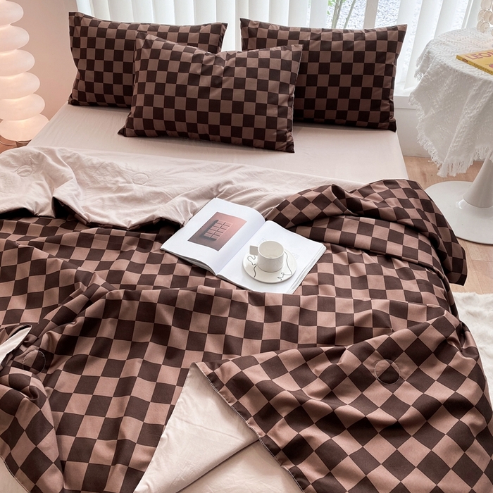 91家纺网 家纺一手货源 找家纺 啊雅家居 2025新款水洗棉条纹印花夏被冬被四件套-床单款 夏被 日系方格焦糖