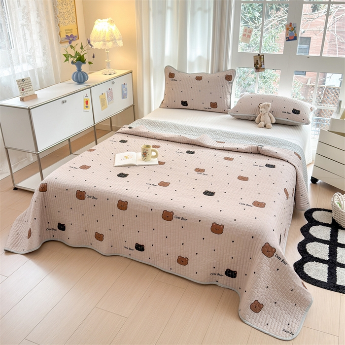 91家纺网 家纺一手货源 找家纺 美优兰 2025春款全棉单面高温砂洗床盖 咖啡小熊