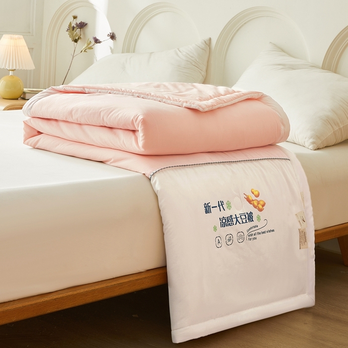 91家纺网 家纺一手货源 找家纺 钰博2024新款冰丝绸凉感夏被空调被夏凉被大豆被 粉+白