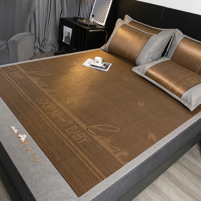 91家纺网 家纺一手货源 找家纺 青雅席业 2025新款绣花款复合冰藤三明治凉席套件 格调咖