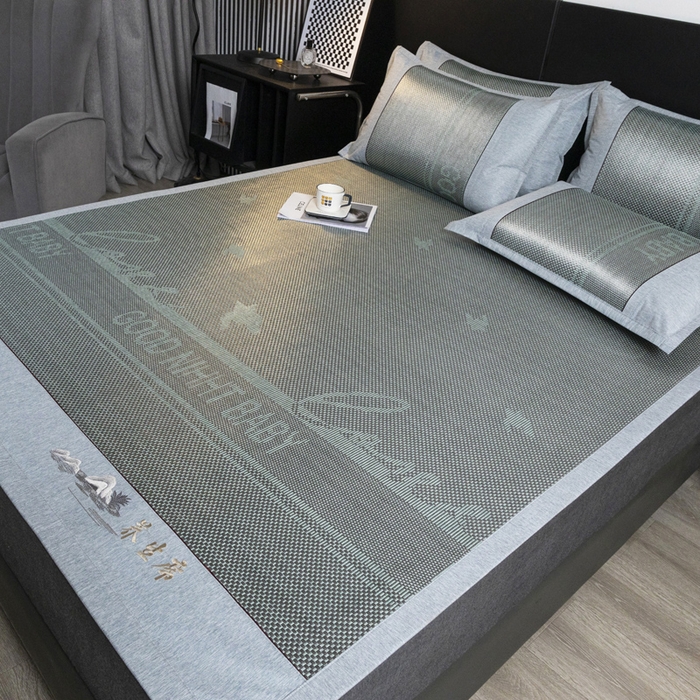 91家纺网 家纺一手货源 找家纺 青雅席业 2025新款绣花款复合冰藤三明治凉席套件 格调灰绿