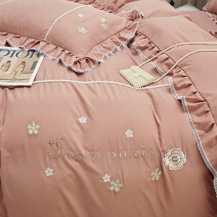 91家纺网 家纺一手货源 找家纺 苏木年华 2024新款夏沫花语系列韩版荷叶边刺绣花边加大床单四件套 西柚红