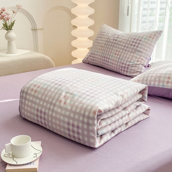 91家纺网 家纺一手货源 找家纺 啊雅家居2025新款水洗棉条纹印花夏被冬被四件套-床单款 夏被 日系小格紫