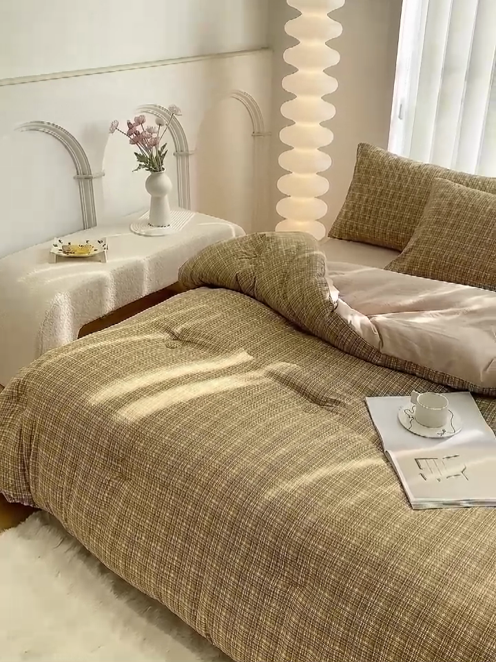 91家纺网 家纺一手货源 找家纺 啊雅家居 2025新款水洗棉条纹印花夏被冬被四件套-床单款 冬被 日系条格咖