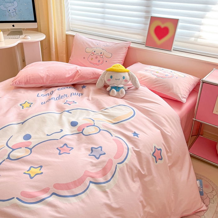 91家纺网 家纺一手货源 找家纺 金爱家 2024新款大阪全棉数码印花三丽鸥系列四件套 粉红玉桂狗