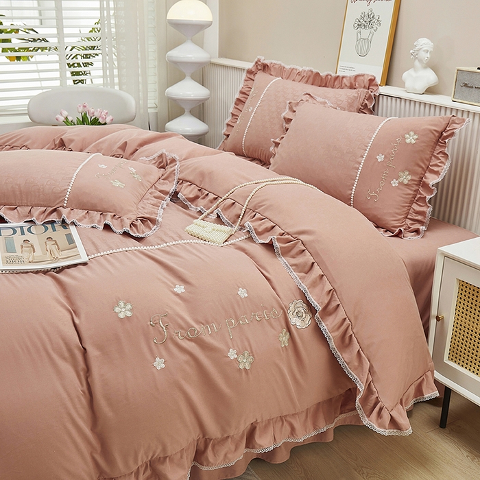 91家纺网 家纺一手货源 找家纺 苏木年华 2024新款夏沫花语系列韩版荷叶边刺绣花边加大床单四件套 西柚红