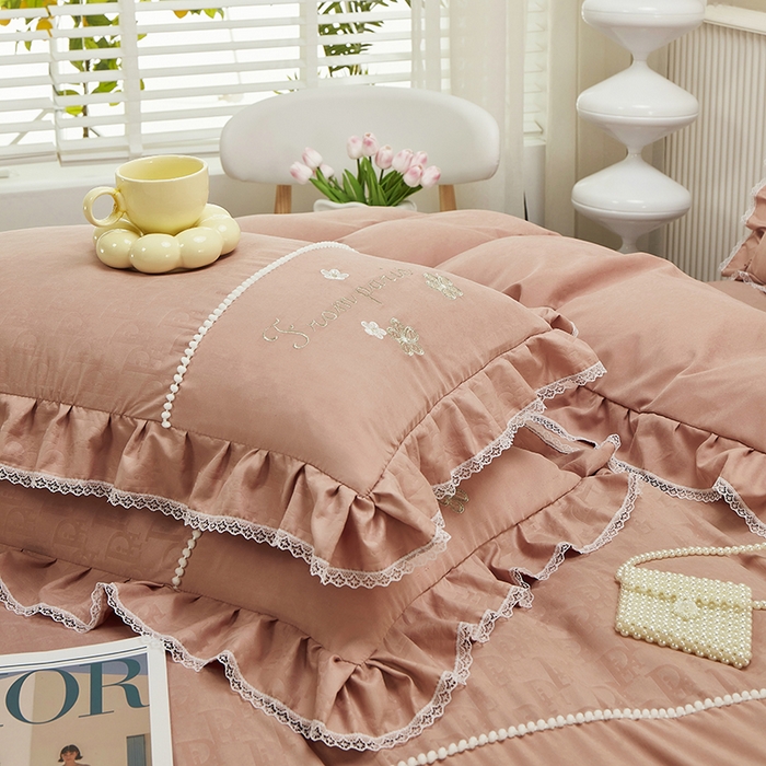 91家纺网 家纺一手货源 找家纺 苏木年华 2024新款夏沫花语系列韩版荷叶边刺绣花边加大床单四件套 西柚红