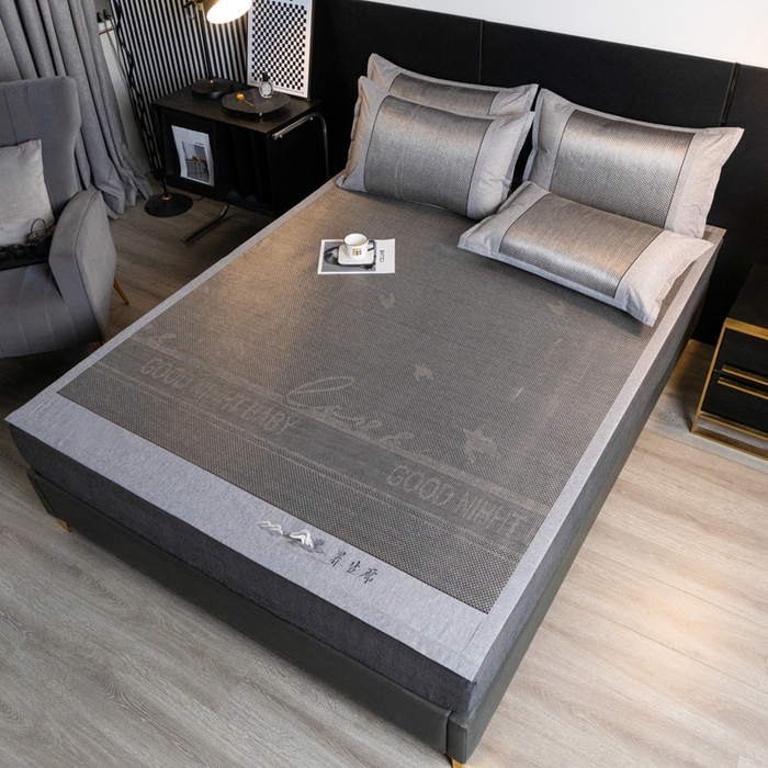 91家纺网 家纺一手货源 找家纺 青雅席业 2025新款绣花款复合冰藤三明治凉席套件 格调灰