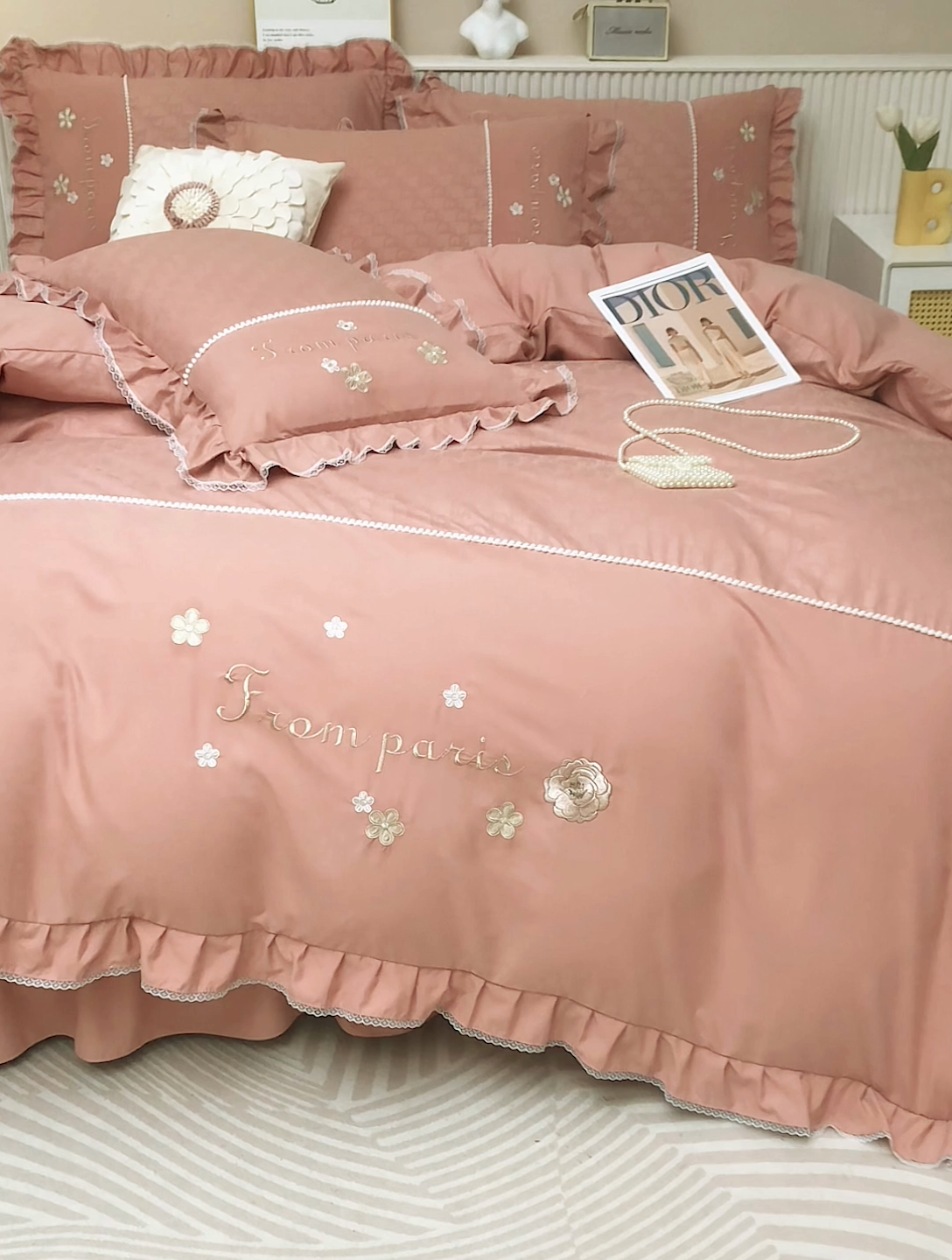 91家纺网 家纺一手货源 找家纺 苏木年华 2024新款夏沫花语系列韩版荷叶边刺绣花边加大床单四件套 西柚红