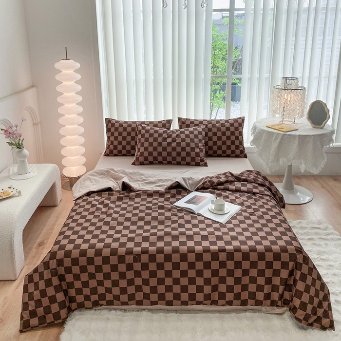 91家纺网 家纺一手货源 找家纺 啊雅家居 2025新款水洗棉条纹印花夏被冬被四件套-床单款 夏被 日系方格焦糖