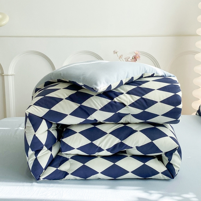 91家纺网 家纺一手货源 找家纺 啊雅家居 2025新款水洗棉条纹印花夏被冬被四件套-床笠款 冬被 日系凌格蓝