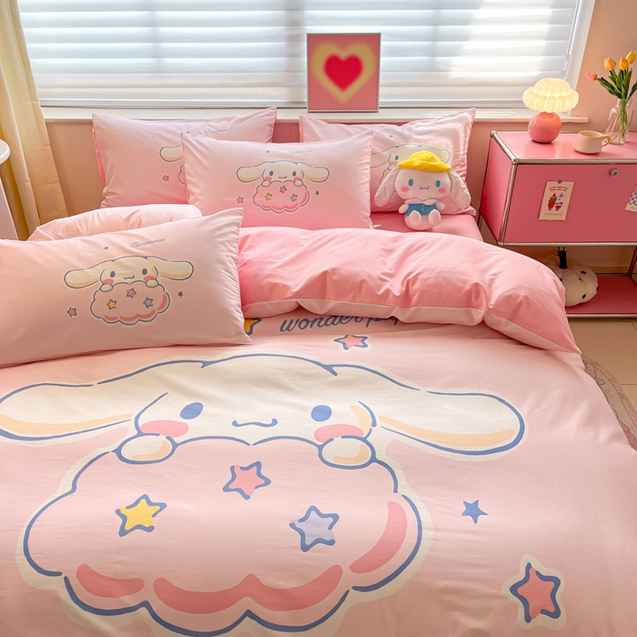 91家纺网 家纺一手货源 找家纺 金爱家 2024新款大阪全棉数码印花三丽鸥系列四件套 粉红玉桂狗