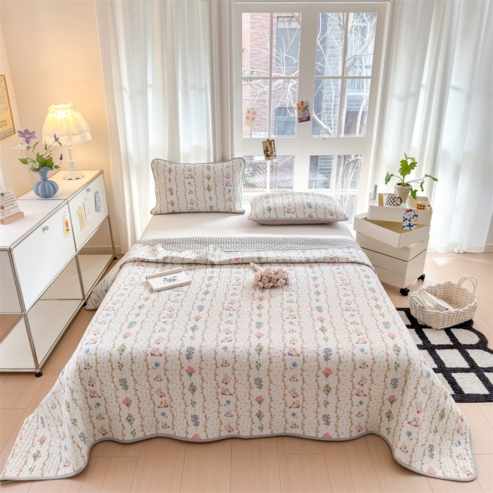 91家纺网 家纺一手货源 找家纺 美优兰 2025春款全棉单面高温砂洗床盖 浆果小兔