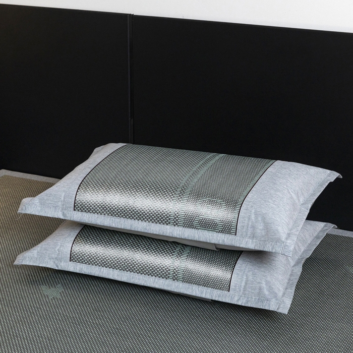 91家纺网 家纺一手货源 找家纺 青雅席业 2025新款绣花款复合冰藤三明治凉席套件 格调灰绿