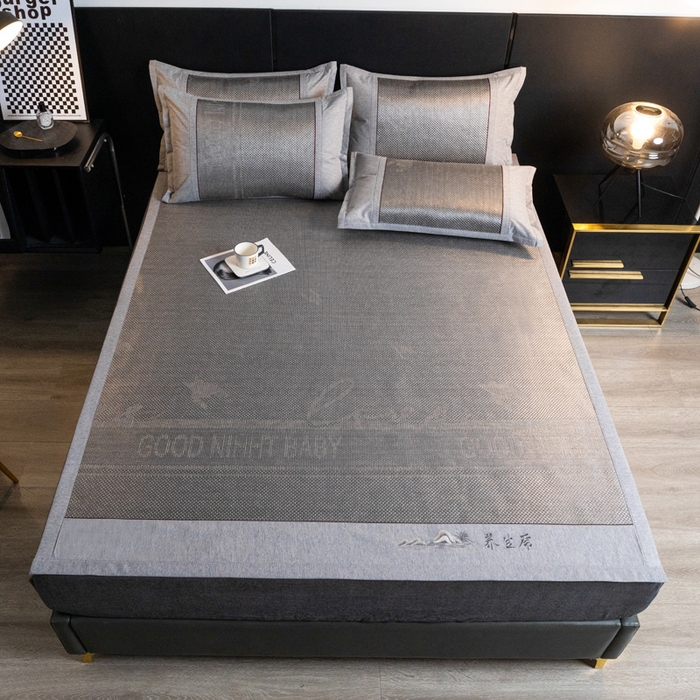 91家纺网 家纺一手货源 找家纺 青雅席业 2025新款绣花款复合冰藤三明治凉席套件 格调灰