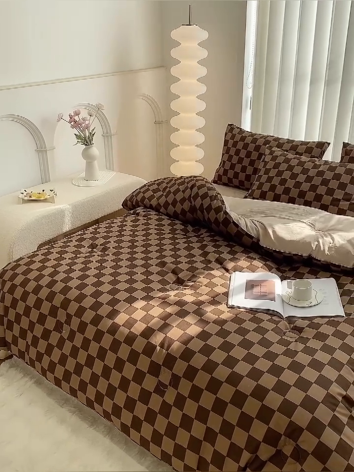 91家纺网 家纺一手货源 找家纺 啊雅家居 2025新款水洗棉条纹印花夏被冬被四件套-床笠款 冬被 日系方格焦糖