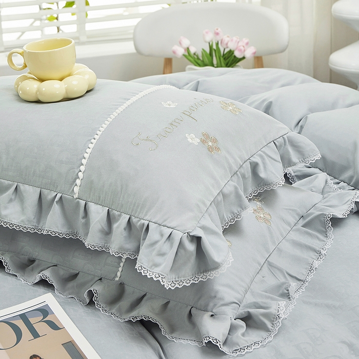 91家纺网 家纺一手货源 找家纺 苏木年华 2024新款夏沫花语系列韩版荷叶边刺绣花边加大床单四件套 高级灰