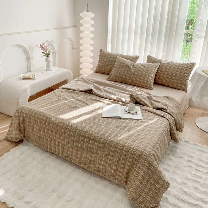 91家纺网 家纺一手货源 找家纺 啊雅家居2025新款水洗棉条纹印花夏被冬被四件套-床单款 夏被 日系条格咖