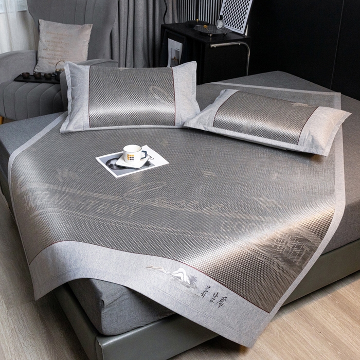 91家纺网 家纺一手货源 找家纺 青雅席业 2025新款绣花款复合冰藤三明治凉席套件 格调灰