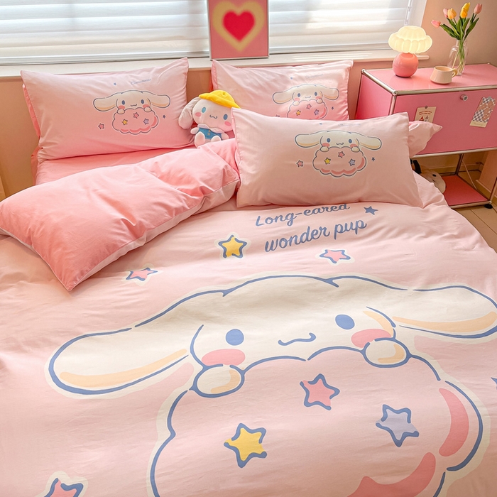 91家纺网 家纺一手货源 找家纺 金爱家 2024新款大阪全棉数码印花三丽鸥系列四件套 粉红玉桂狗