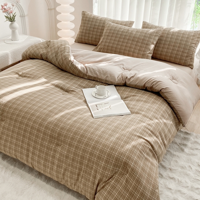 91家纺网 家纺一手货源 找家纺 啊雅家居 2025新款水洗棉条纹印花夏被冬被四件套-床单款 冬被 日系条格咖