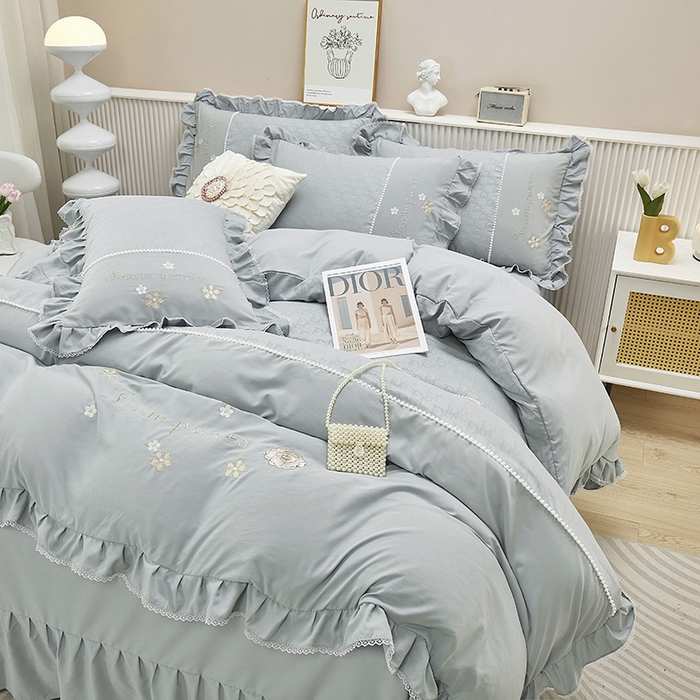 91家纺网 家纺一手货源 找家纺 苏木年华 2024新款夏沫花语系列韩版荷叶边刺绣花边加大床单四件套 高级灰