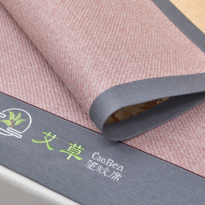 91家纺网 家纺一手货源 找家纺 青雅席业 2025新款绣花双面艾草印尼藤双面席 樱花粉