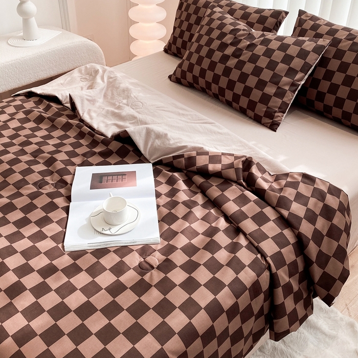 91家纺网 家纺一手货源 找家纺 啊雅家居 2025新款水洗棉条纹印花夏被冬被四件套-床单款 夏被 日系方格焦糖