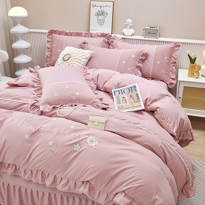 91家纺网 家纺一手货源 找家纺 苏木年华 2024新款夏沫花语系列韩版荷叶边刺绣花边加大床单四件套 豆沙红