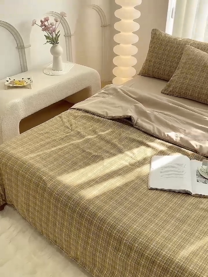 91家纺网 家纺一手货源 找家纺 啊雅家居2025新款水洗棉条纹印花夏被冬被四件套-床单款 夏被 日系条格咖