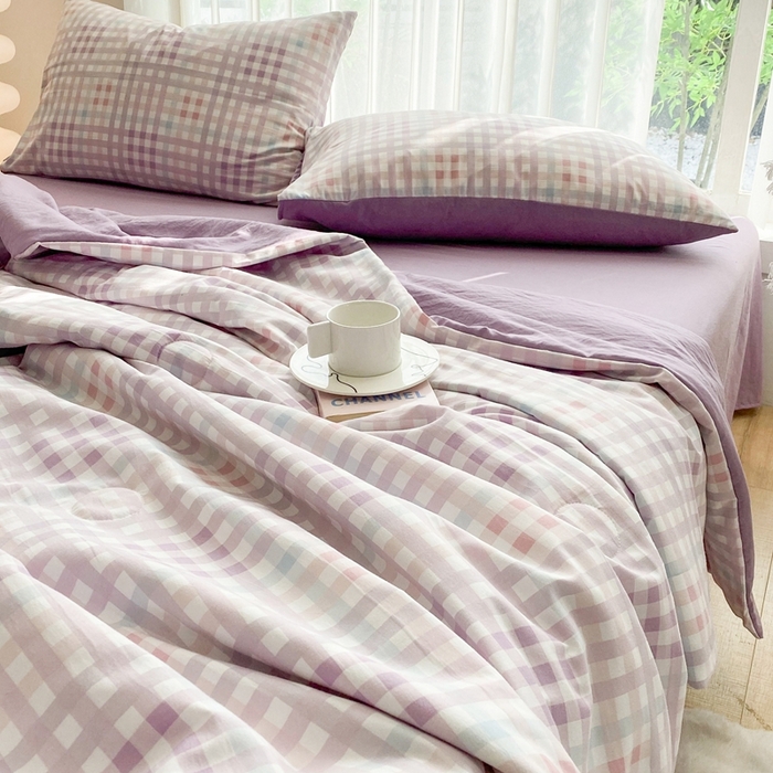91家纺网 家纺一手货源 找家纺 啊雅家居2025新款水洗棉条纹印花夏被冬被四件套-床单款 夏被 日系小格紫
