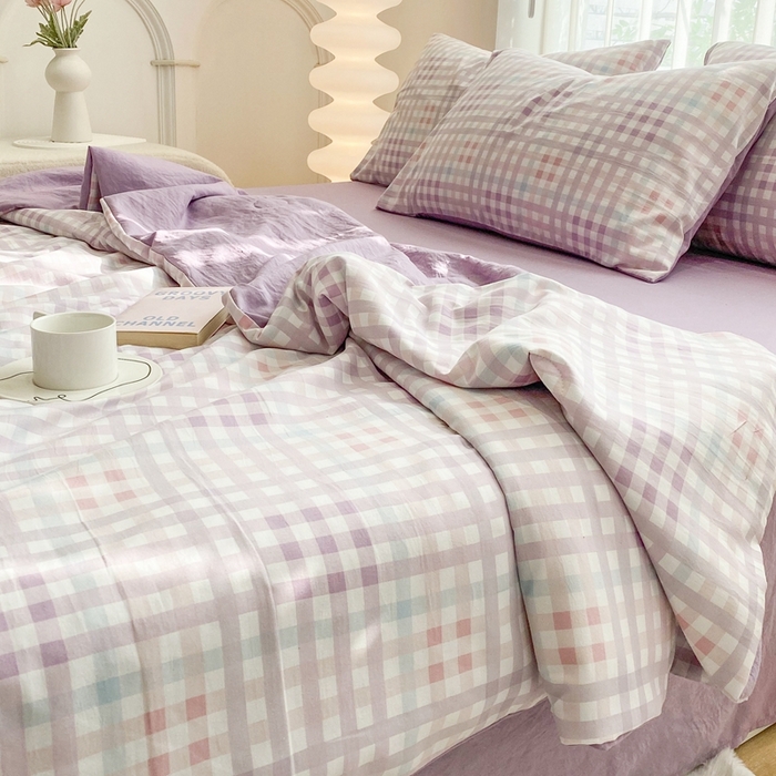 91家纺网 家纺一手货源 找家纺 啊雅家居2025新款水洗棉条纹印花夏被冬被四件套-床单款 夏被 日系小格紫