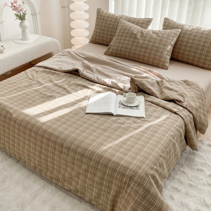 91家纺网 家纺一手货源 找家纺 啊雅家居2025新款水洗棉条纹印花夏被冬被四件套-床单款 夏被 日系条格咖