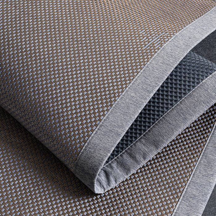 91家纺网 家纺一手货源 找家纺 青雅席业 2025新款绣花款复合冰藤三明治凉席套件 格调灰