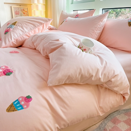 91家纺网 家纺一手货源 找家纺 泽西家纺 2024新款全棉13376毛巾绣四件套甜甜家族系列 冰淇淋-粉