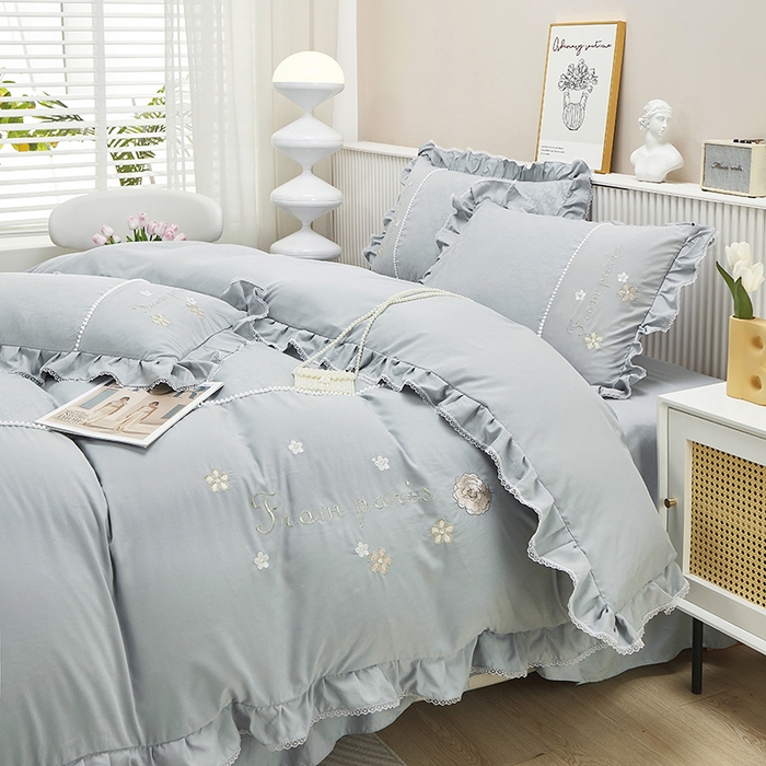 91家纺网 家纺一手货源 找家纺 苏木年华 2024新款夏沫花语系列韩版荷叶边刺绣花边加大床单四件套 高级灰