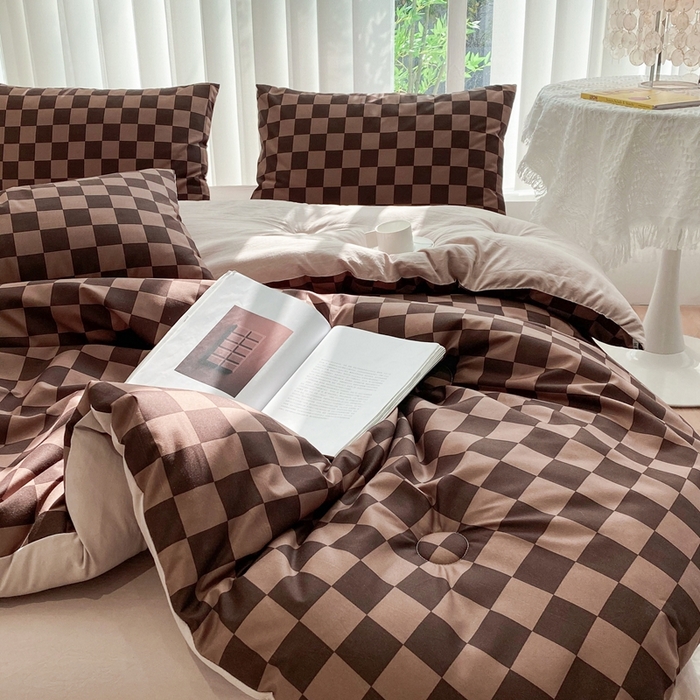 91家纺网 家纺一手货源 找家纺 啊雅家居 2025新款水洗棉条纹印花夏被冬被四件套-床笠款 冬被 日系方格焦糖